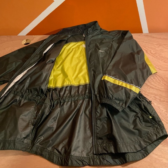Nike Wind Breaker - Picture 8 of 11